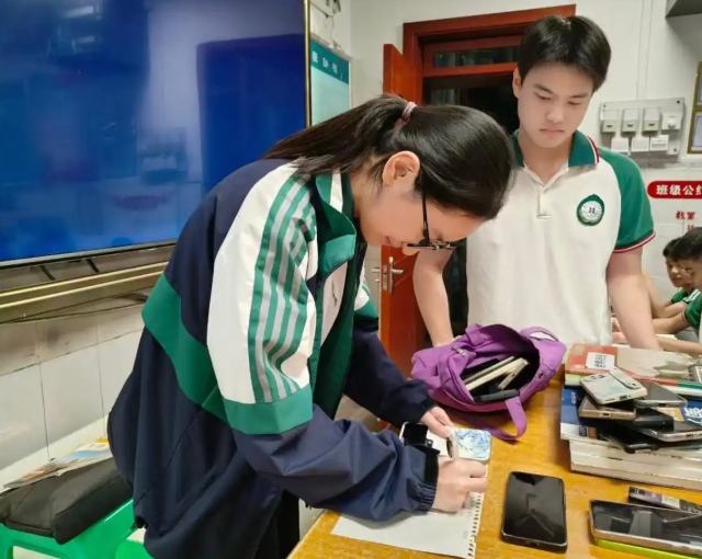 不能带着手机和电话手表入校初行阶段会遭遇部分学生和家长的不理解 不能带着手机和电话手表入校初行阶段会遭遇部分学生和家长的不理解